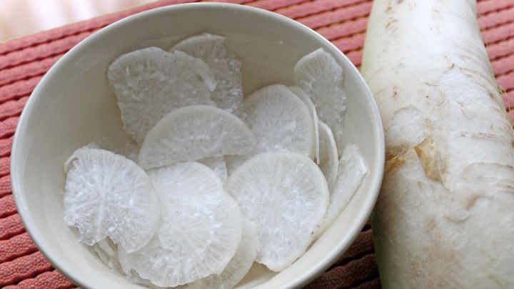 Durch seine stark antibiotische Wirkung kann Meerrettich bei einer sich anbahnenden Magen-Darm-Grippe helfen.