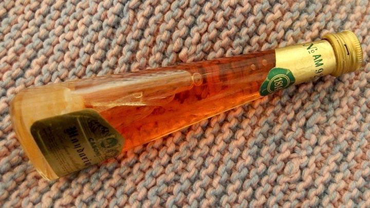 Bei Ohrenschmerzen sollte man am besten ein Wolltuch auf den Heizkörper legen, damit es schön warm wird, und ein paar Tropfen Schnaps (Obstler) darauf geben. Das Ganze legt man auf das schmerzende Ohr, bis das Tuch wieder kalt ist.