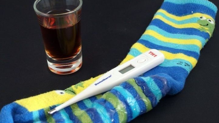 Mit Essigsöckchen bei Kleinkindern Fieber senken.