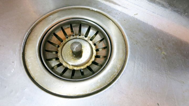 Abflusssieb mit Backofenspray einsprühen und ein paar Minuten einwirken lassen