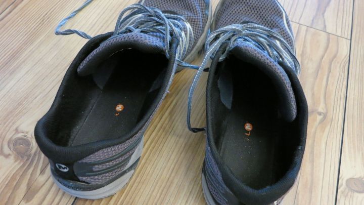 Wenn Schuhe abfärben, kann das lästig sein: Dagegen hilft es, die Schuhe mit Brennspiritus abzureiben.