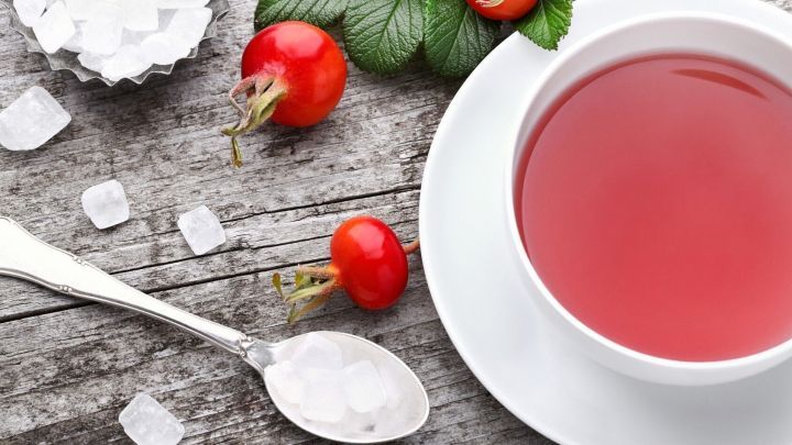 Gegen Halsschmerzen bei Kindern hilft Hagebuttentee