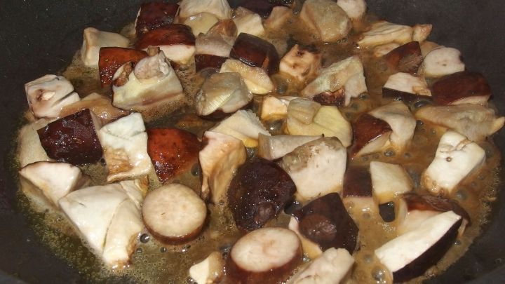 Leckere Pilzpfanne mit Olivenöl - schnell und einfach zubereitet.