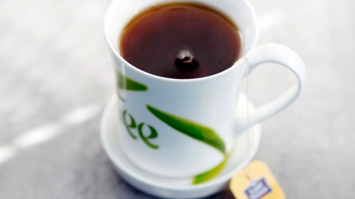 Mithilfe von schwarzem Tee lassen sich so manche Möbelstücke wieder auffrischen.