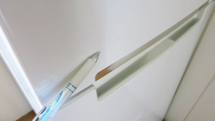 Mit Nagellackentferner Kugelschreiberflecken von Kühlschranktüren entfernen.