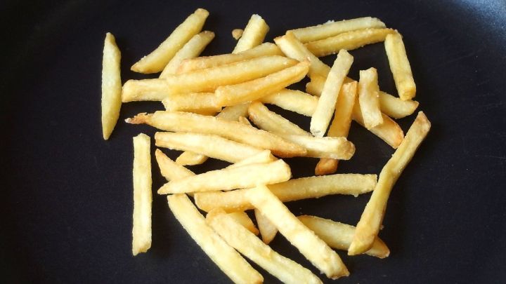Pommes vom Vortag wieder knusprig und lecker.