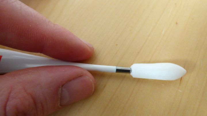 Kindern Fieberzäpfchen verabreichen: schnell, einfach und ohne große Quälerei, mithilfe eines Fieberthermometers.