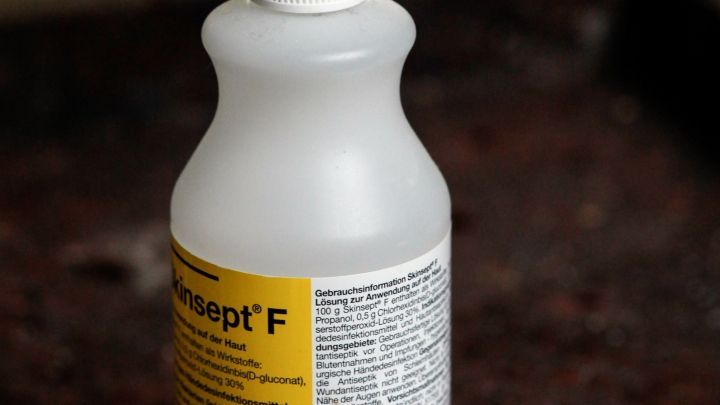 Ein gutes Mittel gegen Fußpilz ist Hautdesinfektionsmittel aus der Apotheke. Wenn man dieses vor dem Schlafengehen auf den Fußpilz aufträgt, ist er nach wenigen Tagen verschwunden.