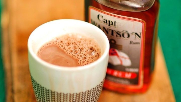 Eine Alternative zum Glühwein: Milch erhitzen, dann Kakao-Pulver dazugeben und mischen. Man gießt den heißen Kakao in Tassen und gibt noch braunen Rum hinzu. Schmeckt köstlich.
