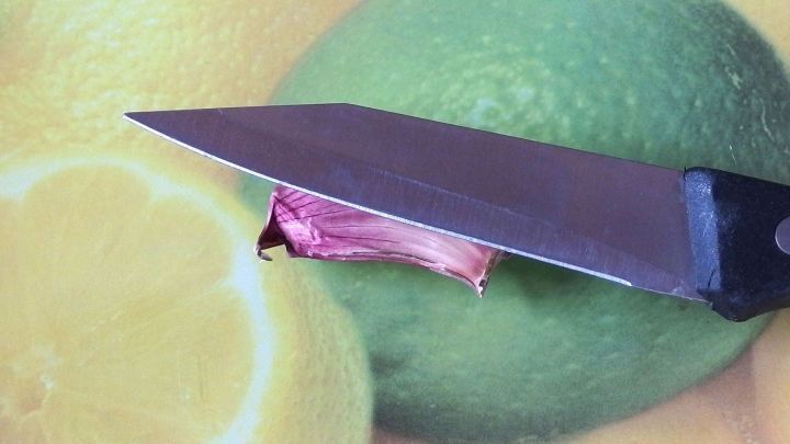Schalen der Knoblauchzehen lassen sich leichter abziehen mit diesem einfachen Trick.