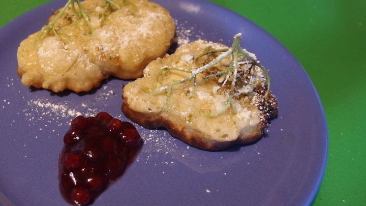 Holunderblüten im Bierteig, knusprig ausgebacken in Öl, mit Puderzucker bestreut. Einfach lecker!