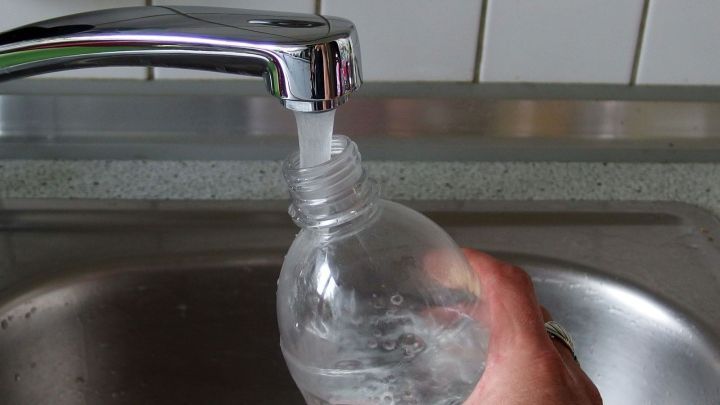 Wenn man einmal keine Wärmflasche zu Hand hat, kann man als Ersatz eine PET-Flasche mit warmem Wasser füllen.