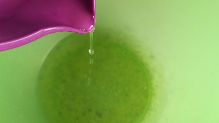 Eischnee wird schneller steif, wenn man vorher etwas Zitronensaft dazugibt.