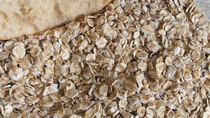 Alternative zu altbackenen Weißmehlbrötchen für Hackfleischteige sind Haferflocken.
