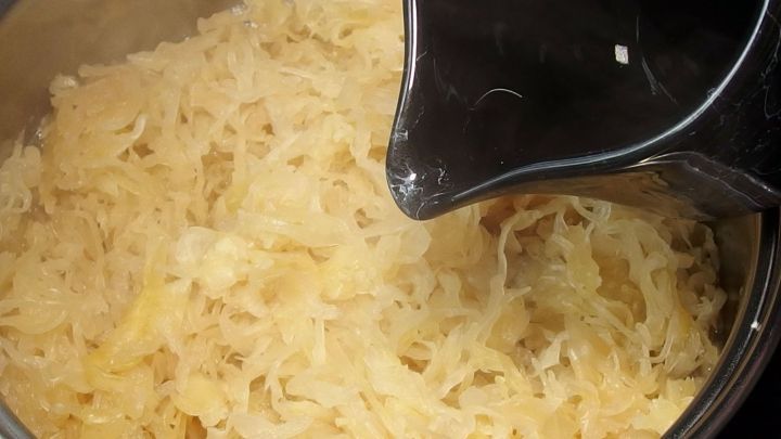 Naturreiner Apfelsaft zum geschmacklichen Aufwerten von Sauerkraut.