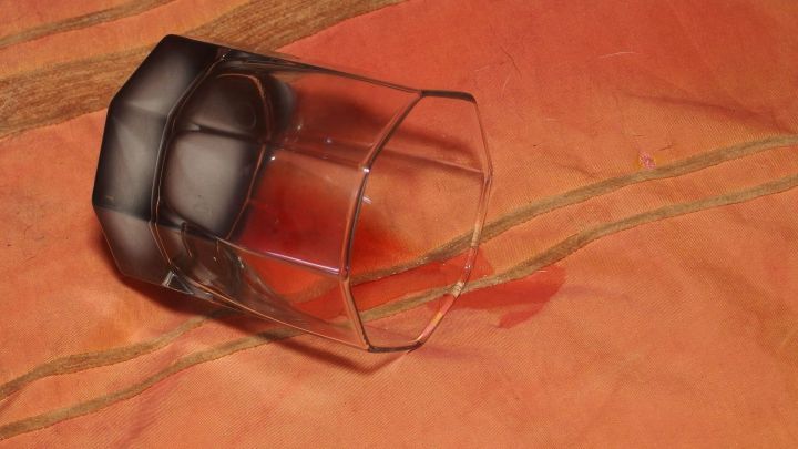 Mit dieser Methode haben wir Kirschsaftflecken aus einem cremefarbigen Sofa entfernen können.