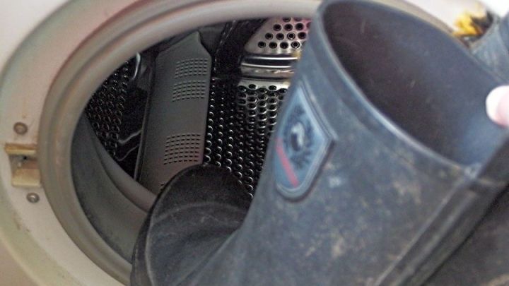 Gummistiefel im Kaltprogramm in der Waschmaschine waschen.