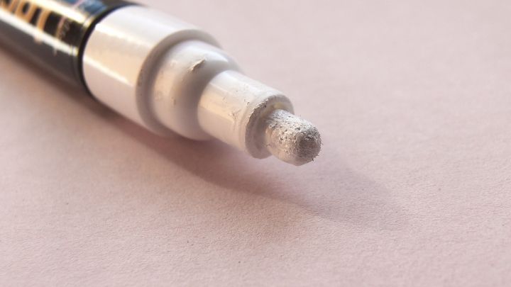Den Nagellackentferner dazu einfach auf ein Stofftuch geben und damit am besten kreisförmig über die zu säubernde Stelle gehen.