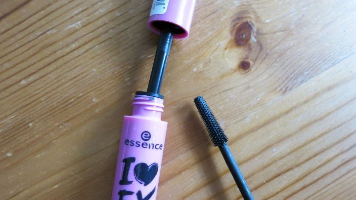 Mithilfe eines alten Wimperntuschebürstchens ein Verklumpen der Wimpern beim Tuschen der Wimpern verhindern.