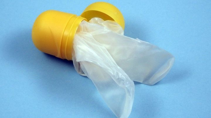 Tipp: Ü-Eier (Überraschungseier) haben innen eine Plastikhülle, jetzt sogar aufklappbar. In diesen Hüllen lassen sich problemlos ein Paar Handschuhe wasserdicht verstauen, bleiben sauber und sind schnell einsetzbar.