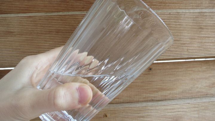 Mit dieser Methode besiegt man Schluckauf: Ein Glas Wasser am gegenüberliegenden Rand mit den Lippen berühren und damit quasi umgekehrt vornübergebeugt langsam ein paar Schlucke trinken. Danach wieder aufrichten.