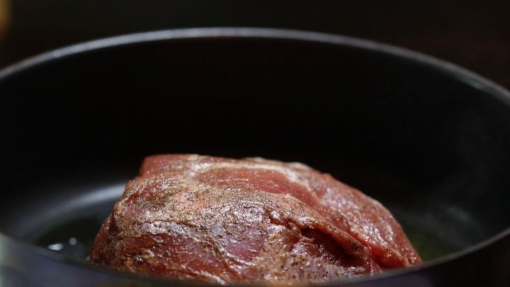 Rinderbraten vor dem Anbraten in kochendes Wasser tauchen, so wird das Fleisch saftiger und zarter.