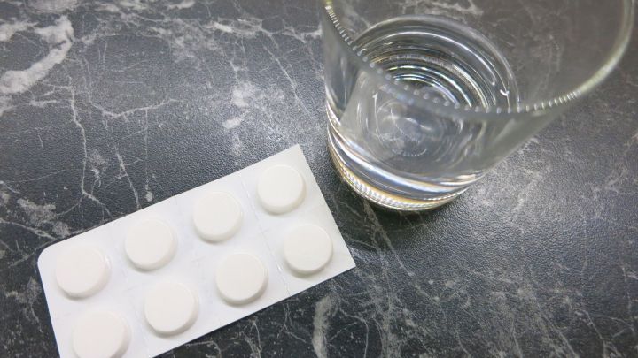 Mit einer Asprin-Tablette und ein wenig Wasser auf dem Pflaster heilt Herpes über Nacht viel schneller ab!