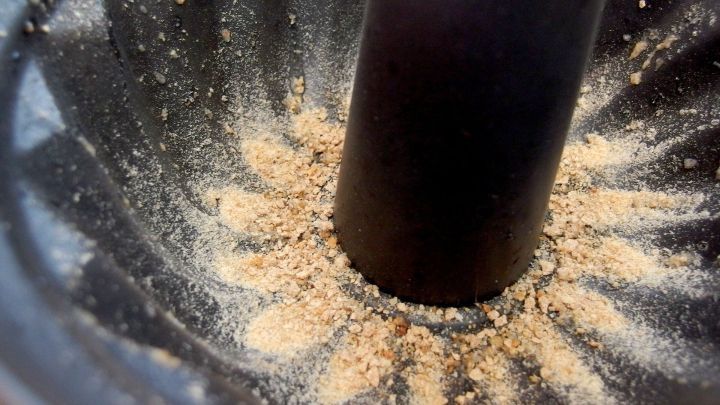 Nach dem Backen flutscht der Kuchen wie von selbst aus der Form..