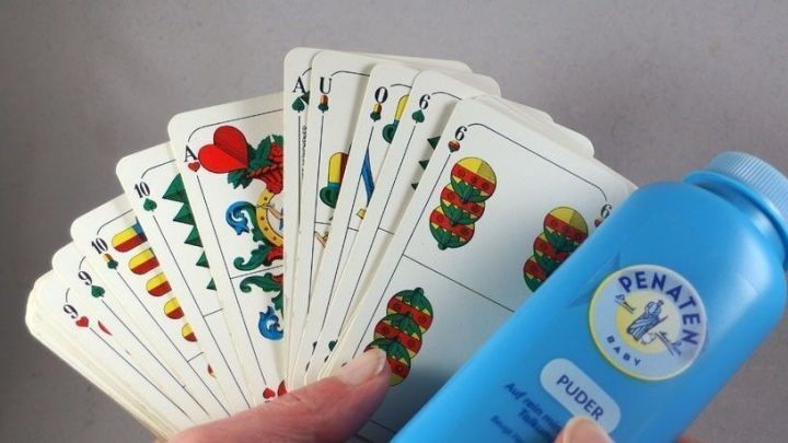 Alte Spielkarten kleben gerne mal zusammen - Babypuder verschafft Abhilfe.