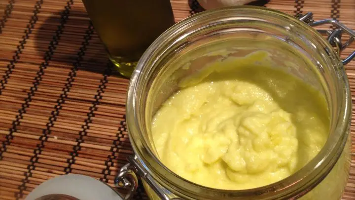 Mit diesem Hack kannst du Knoblauch einfach haltbar machen und hast ihn zum Kochen immer griffbereit.