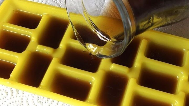 Aus Kaffeeresten kann man Eiswürfel herstellen und diese im Sommer für kalte Getränke verwenden. Das kann man auch mit anderen flüssigen Lebensmitteln machen.