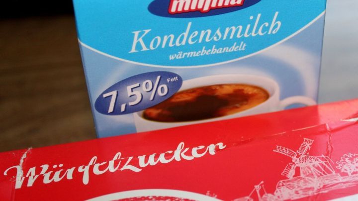So lässt der Hustenreiz nach: Man nimmt einen Teelöffel Kondensmilch, etwas Zucker drüber und ab damit in den Mund!