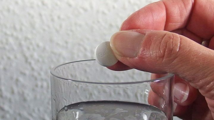 Warmes Wasser zum Schlucken von Tabletten bei Halsschmerzen verwenden.