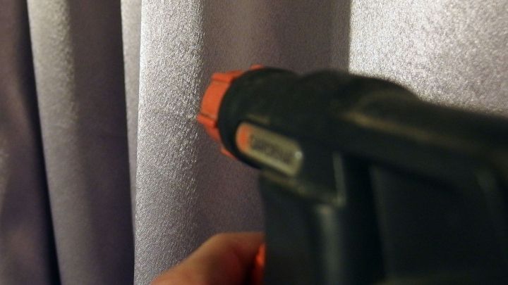 So einfach verschwinden die meisten Falten auf Vorhängen.