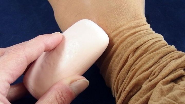 Bei Laufmaschen in der Strumpfhose hilft es angefeuchtete Seife an die Enden der Laufmasche zu streichen.