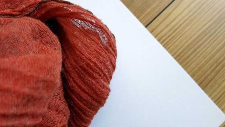 Wer sich unsicher ist, ob ein Stoff abfärbt, kann dies vor dem Waschen ganz leicht testen: Eine Ecke von dem besagten Stoff anfeuchten, auf einem weißen Papier reiben und schauen, ob Farbflecken auf dem Papier sichtbar sind.