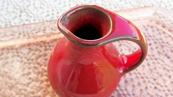 Kleinere Risse in Keramikvasen sind ganz leicht mit Nagellack zu schließen. Probiere es aus, es klappt!