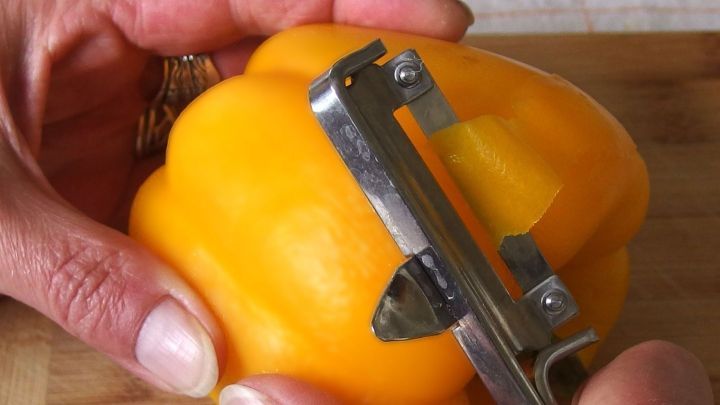 Dünn abgeschälte Paprikaschoten sind leichter leichter zu verdauen.