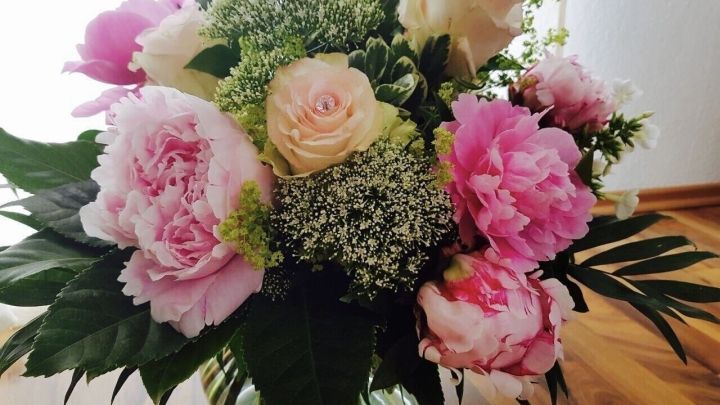 Blumen bleiben wesentlich länger frisch, wenn man einen Tropfen Spülmittel mit ins Blumenwasser gibt.