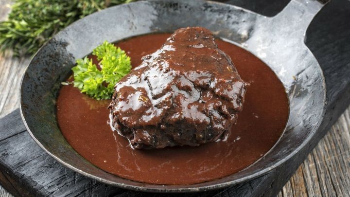 Mithilfe von Zuckercouleur bekommt jede Soße eine schöne dunkle Farbe. Es ist völlig geschmacksneutral und gibt es in jedem Supermarkt.