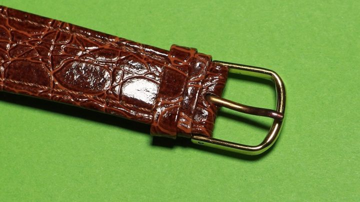 Allergie vom Verschluss der Armbanduhr? Bepinsele das Teil vom Verschluss, der mit Haut in Berührung kommt, einfach mit durchsichtigem Nagellack.