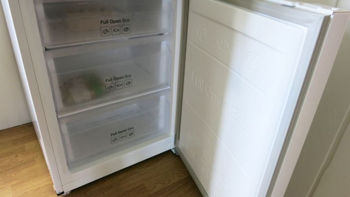 Mit diesem Tipp kann man das Gefrierfach ganz leicht von zu viel gebildetem Eis befreien.