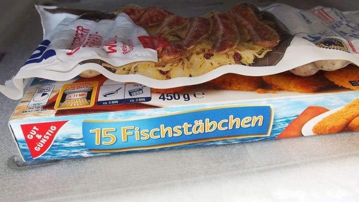 Leichteres Entfernen vom Eis im Gefrierfach: Um das Eis leichter zu entfernen, das Eisfach vor dem Frieren mit Klarsichtfolie auslegen.