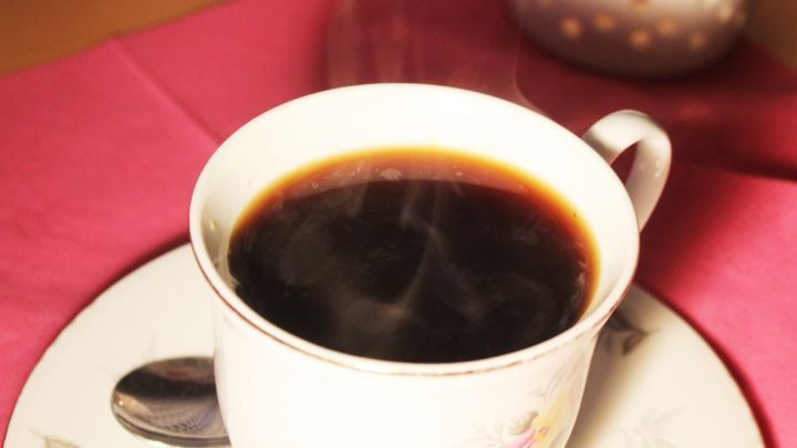 Kaffee ist zu heiß zum Trinken? Mithilfe eines Tricks kann man den Kaffee schnell auf Trinktemperatur bekommen.