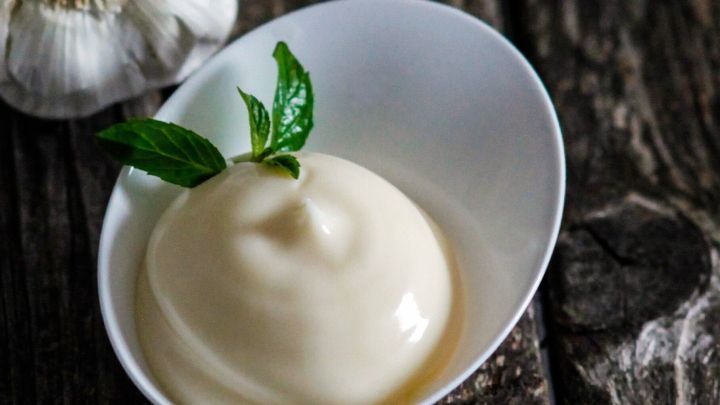 Um eine einfache Knoblauchmayo zu machen, pellen wir Knoblauch, pressen ihn mit der Knoblauchpresse und mischen ihn mit ganz normaler Mayo, und schon haben wier unsere Knoblauchmayo.