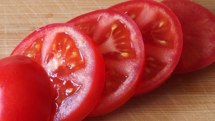 Weiche Tomaten in eiskaltes Wasser legen, dann sind sie wieder schnittfest.