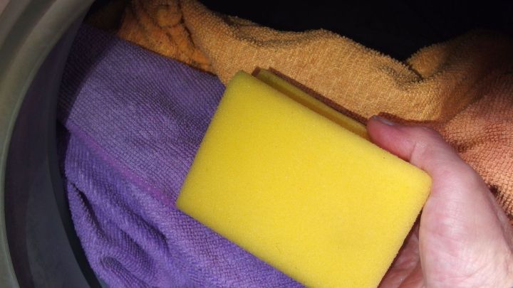 Spülschwämme kann man mehrmals verwenden, wenn man sie immer wieder mit der Wäsche in der Waschmaschine mitwäscht.