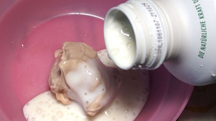 Teig geht super gut auf, wenn man frische Hefe (Hefewürfel) anstatt mit Wasser oder Milch, mit lauwarmem Naturjoghurt oder Kefir anrührt.
