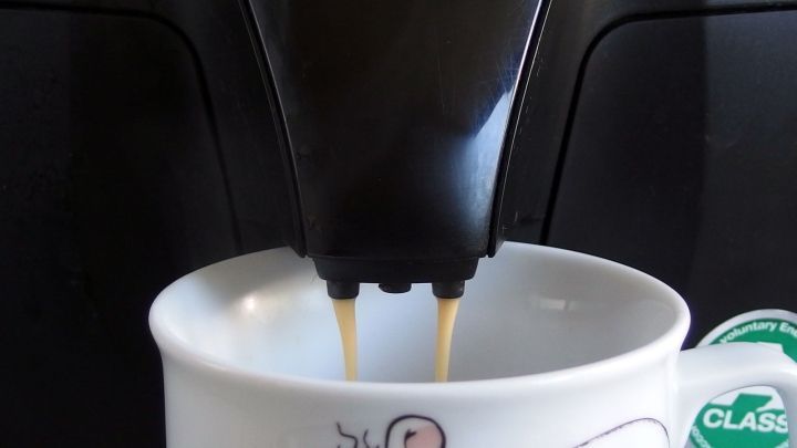Einschlafprobleme wegen zu niedrigem Blutdruck? Kaffee mit Milch und etwas Zucker hilft.