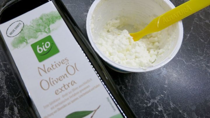 Hier ist eine schöne Idee für einen gesunden und gleichzeitig sättigenden Dip mit wenig Kalorien aus Hüttenkäse und ein wenig feinem Olivenöl.